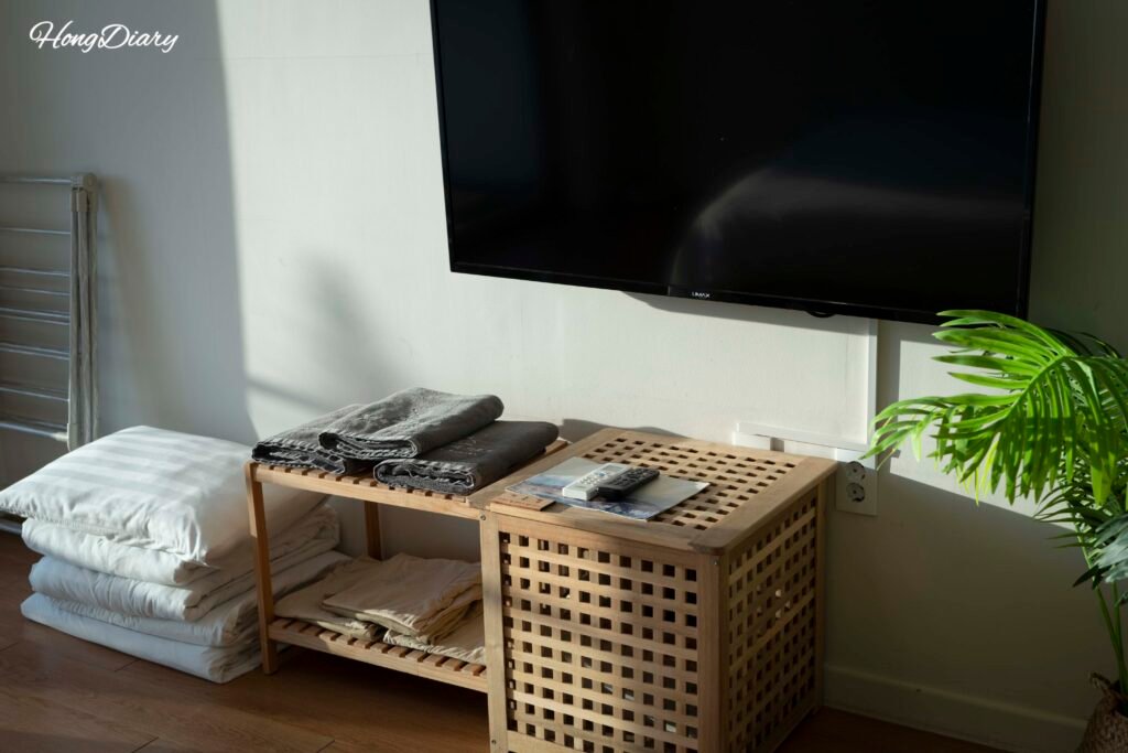 TV y amenidades en la habitación de Windyhill Resort, isla Geoje