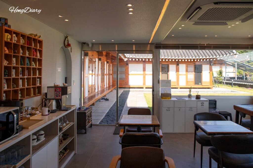 Espacio de café del alojamiento hanok Wonhwaru Gyeongju abierto hasta las 22:30