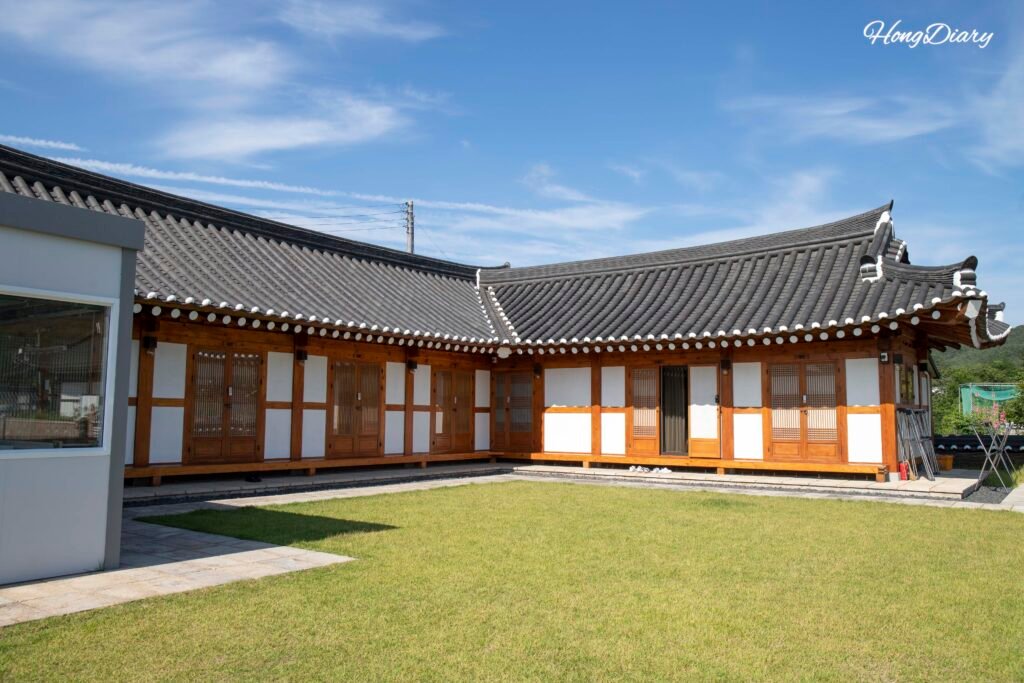 慶州ハノクステイ ウォンファルの全景、韓屋の瓦屋根と伝統建築