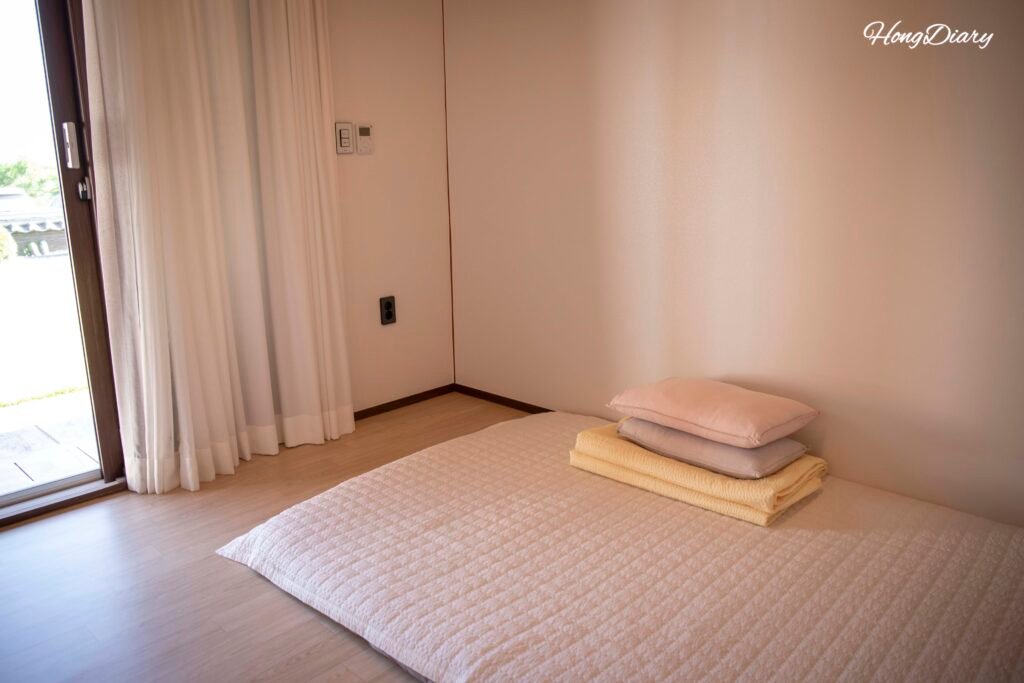 Habitación ondol del alojamiento hanok Wonhwaru Gyeongju con piso radiante y ropa de cama