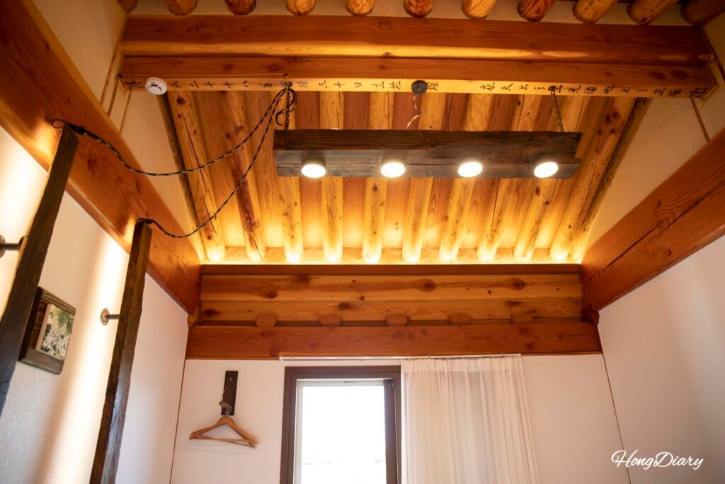 Interior de la habitación del alojamiento hanok Wonhwaru Gyeongju con decoración tradicional coreana