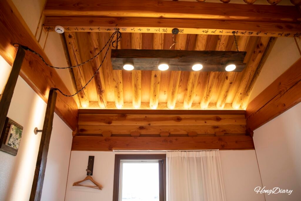 Interior decor and atmosphere of Wonhwaru Gyeongju hanok guesthouse room