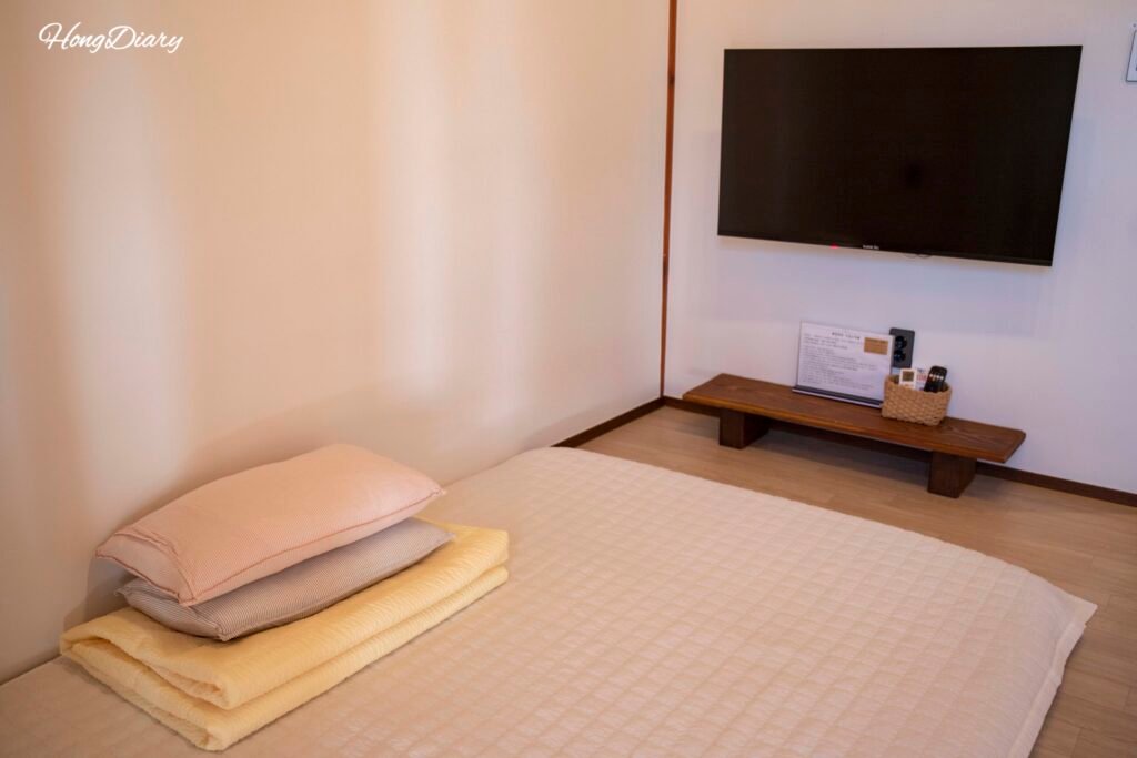 Ondol floor room interior at Wonhwaru Gyeongju hanok stay with traditional bedding