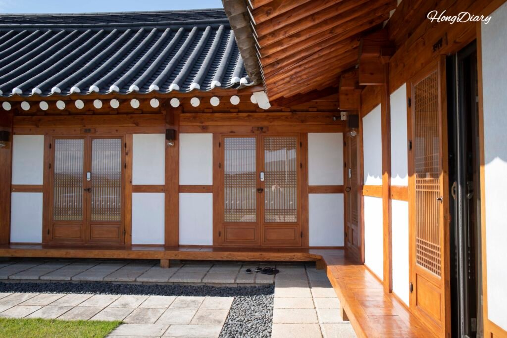 慶州ハノクステイ ウォンファルの中庭と韓屋の風景