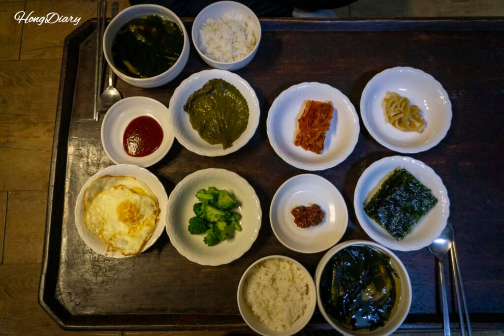 梁士齋の無料朝食、ご飯・スープ・キムチ・小鉢の韓国家庭料理