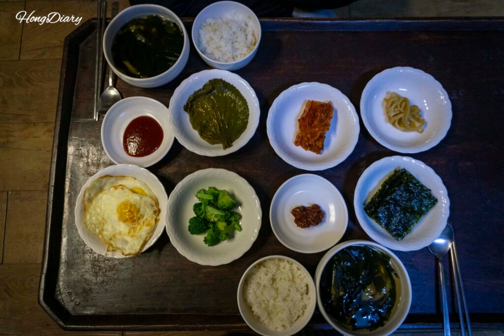 Desayuno casero coreano incluido en Yangsajae Jeonju con kimchi y arroz