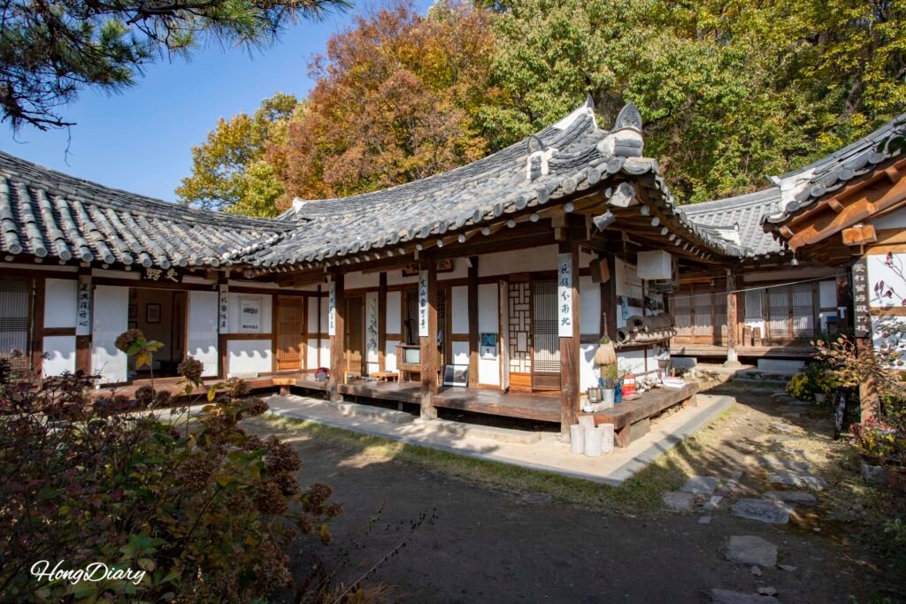 全州ハノクステイ梁士齋の外観全景、韓屋の瓦屋根と木造建築
