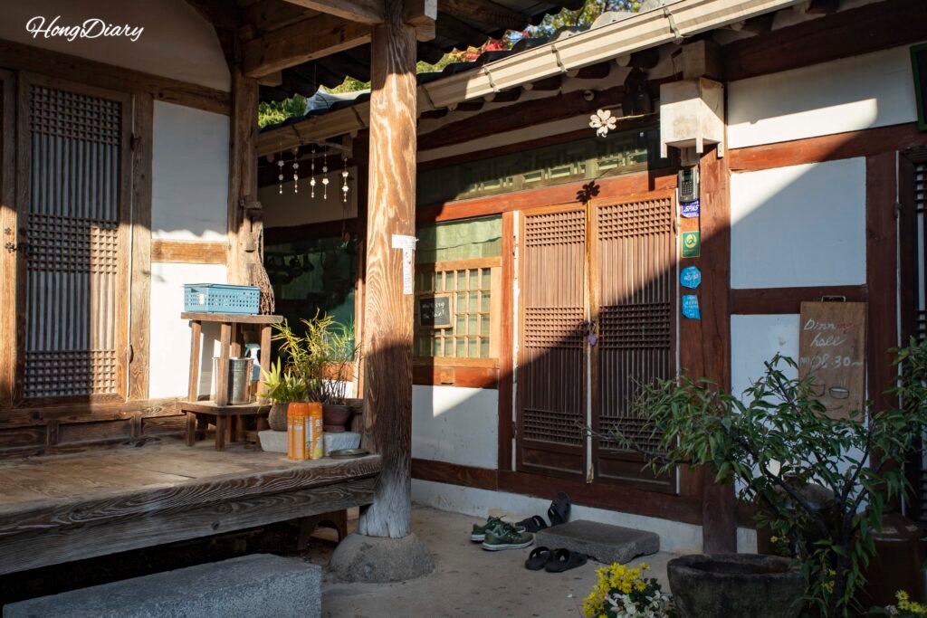 全州韓屋村の梁士齋、伝統的な大門と中庭へのアプローチ