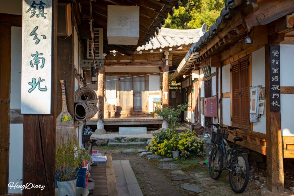 梁士齋の外観と韓屋建築の細部、木造の軒と石畳