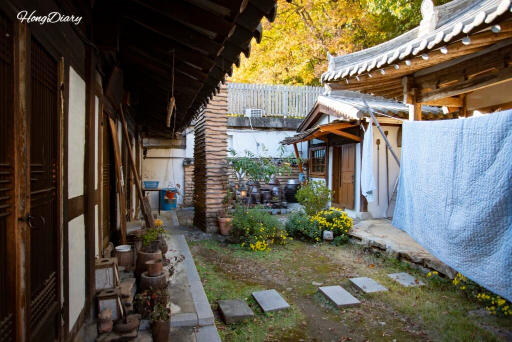 Detalle arquitectónico de Yangsajae hanok en Jeonju con vigas de madera