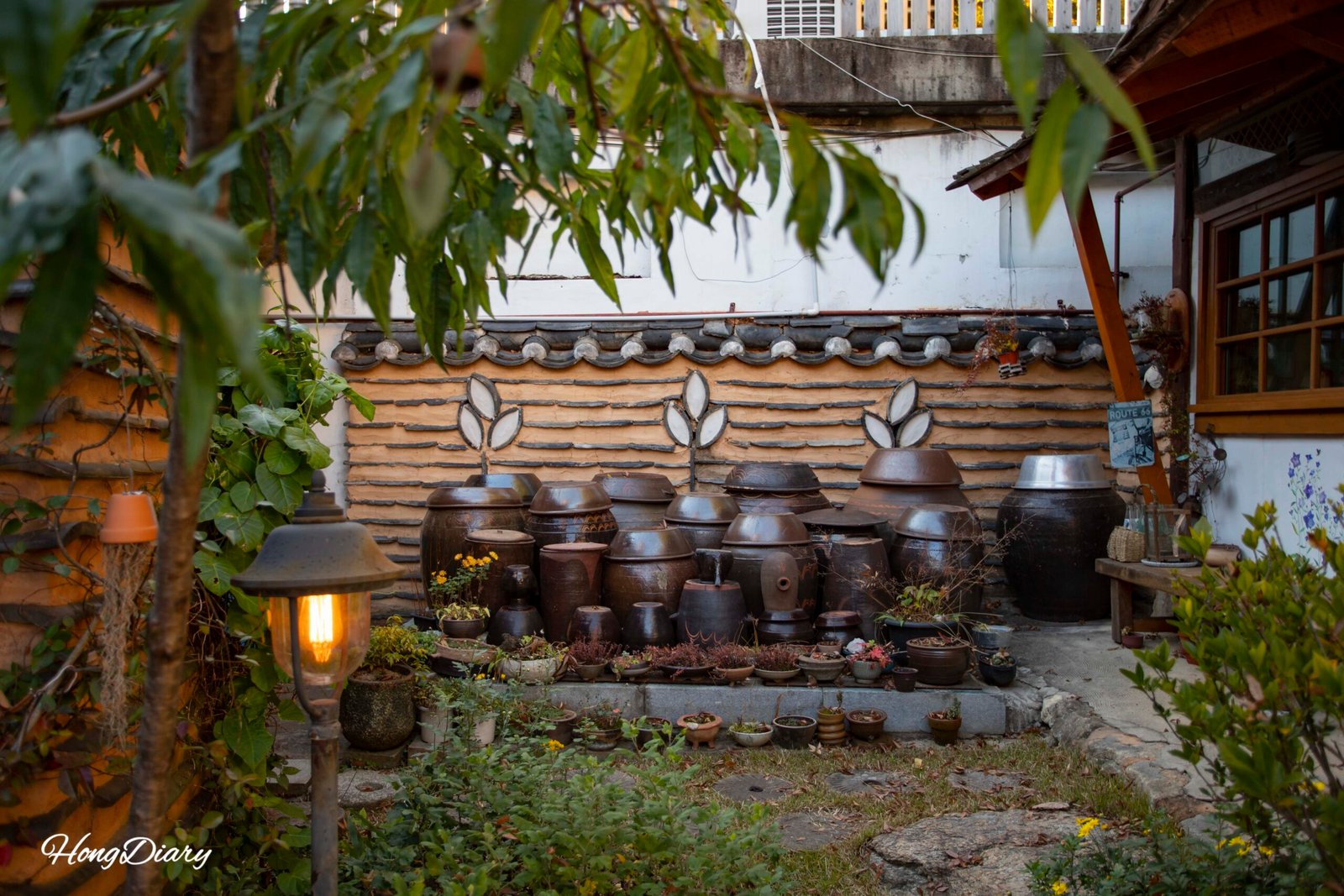 Interior de Yangsajae con jarra tradicional coreana cerámica