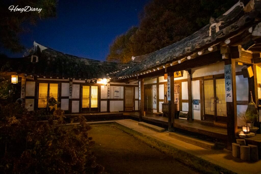 夜の梁士齋、内側から明かりが灯る韓屋の美しい外観