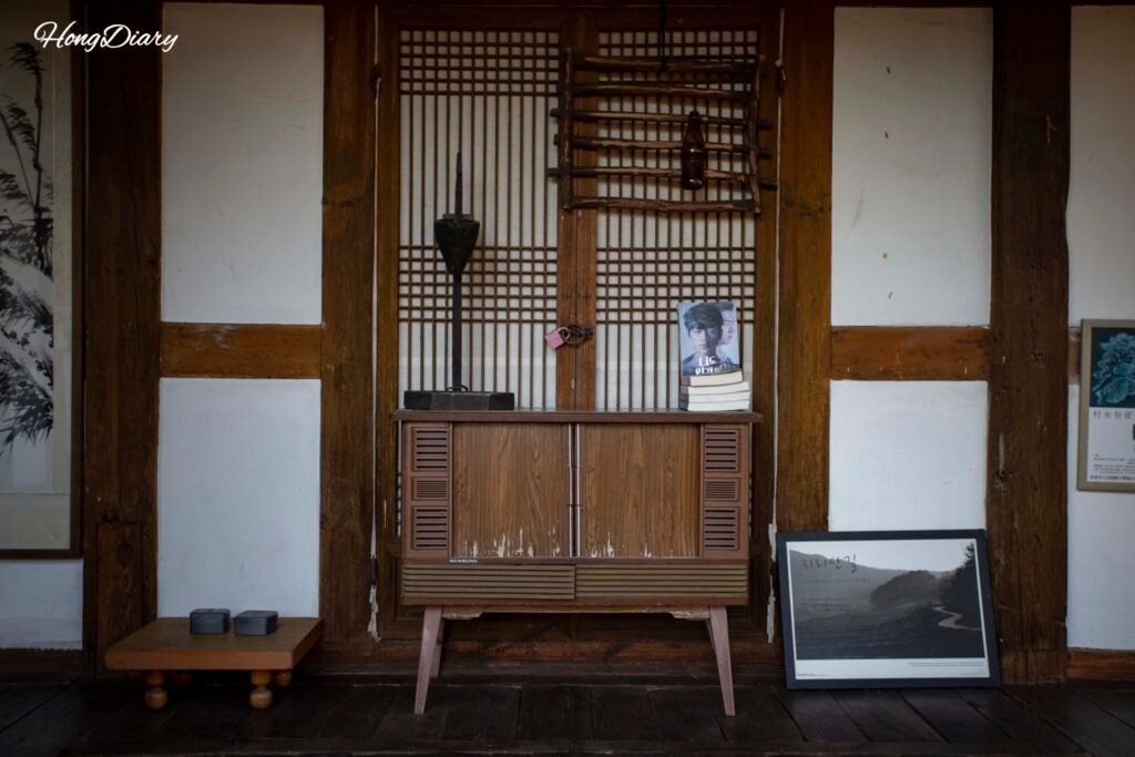 Puerta tradicional de madera de Yangsajae alojamiento hanok Jeonju