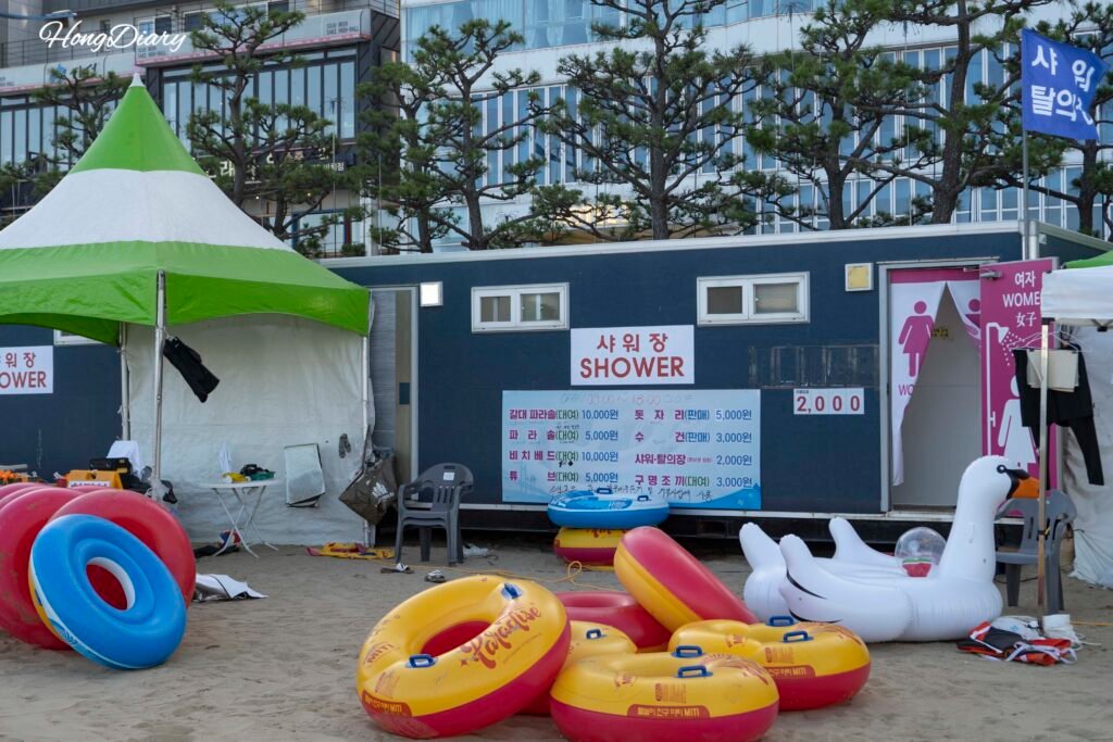 Puesto de alquiler de flotadores y tubos en la playa de Gwanganli, Busán