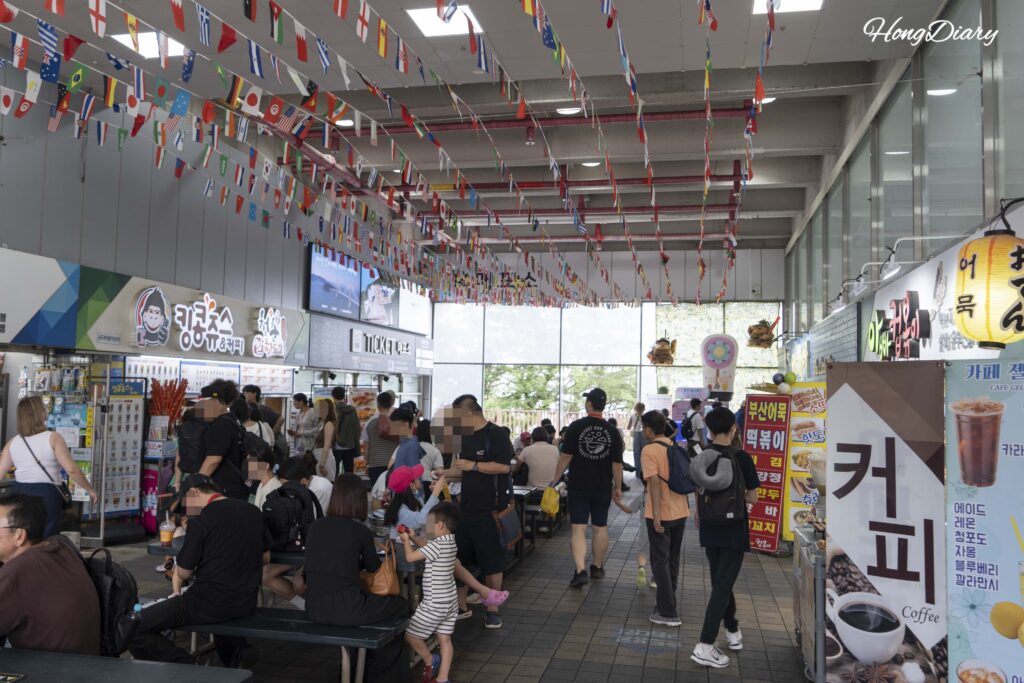 岩南公園側の上部乗降場1階にあるフードコート（松島ケーブルカー・釜山）