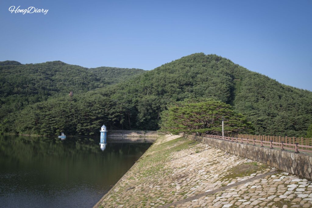 法基水源地のダム全景と遠くに並ぶ七兄弟半松（梁山）