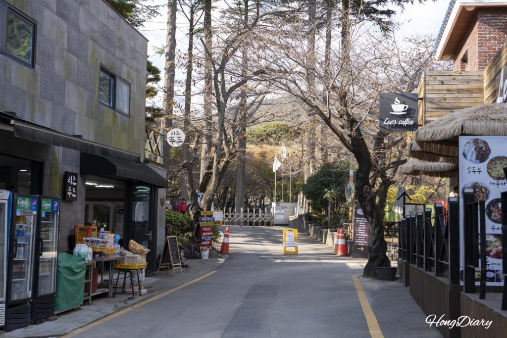 慶尚南道梁山市にある法基水源地の入口と周辺のカフェ・飲食店