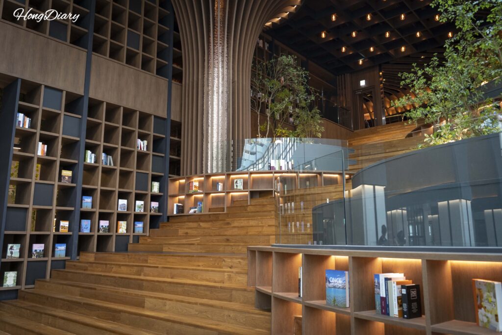 Escalera abierta que conecta el segundo y tercer piso de BIFC2 Square Garden en Munhyeon-dong, Busan