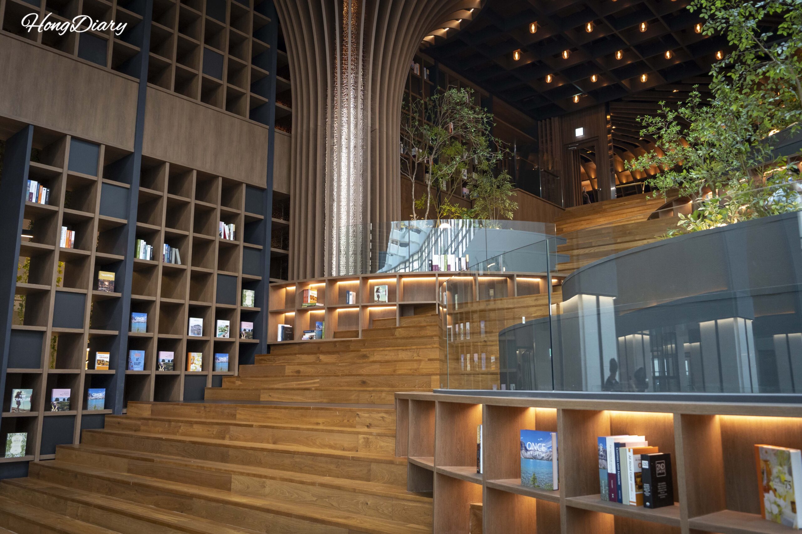 Escalera abierta que conecta el segundo y tercer piso de BIFC2 Square Garden en Munhyeon-dong, Busan