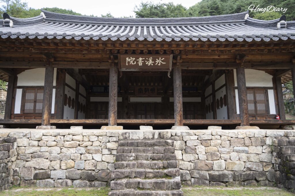Binggye Seowon, a restored Confucian academy at the base of Binggye Valley in Uiseong