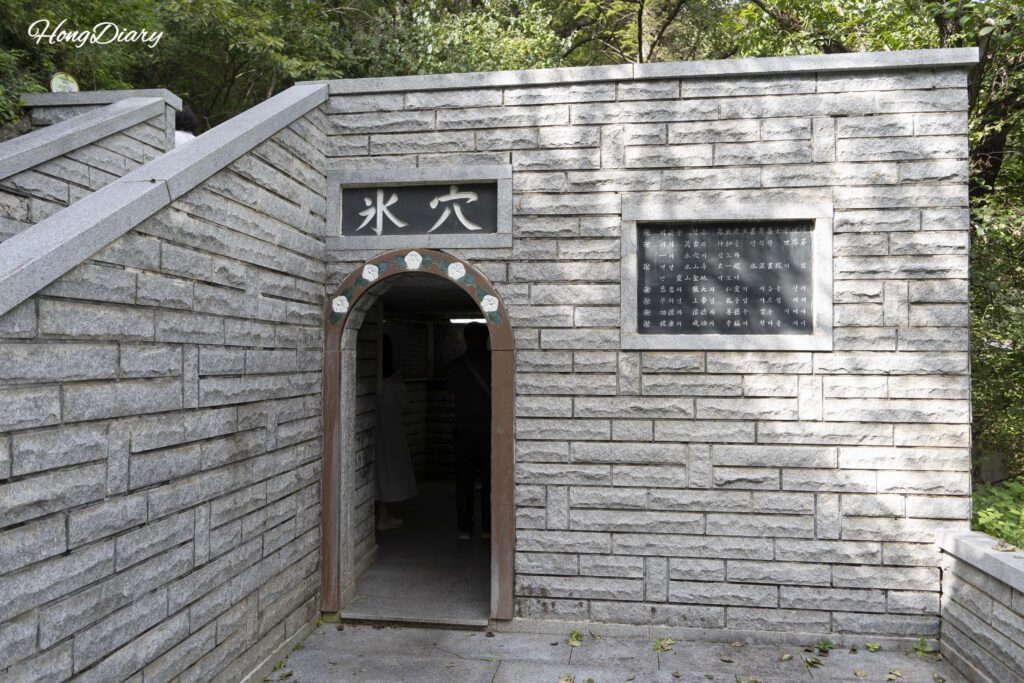 氷渓渓谷の氷穴入口｜岩の隙間から氷点下の冷気が流れ出す