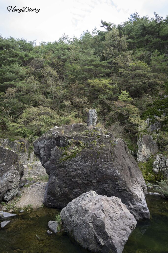 氷渓渓谷の全景｜白亜紀の火山岩による断崖と双渓川