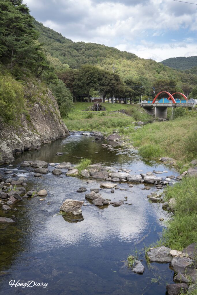 慶尚北道・義城にある氷渓渓谷の入口付近｜岩と渓流の風景