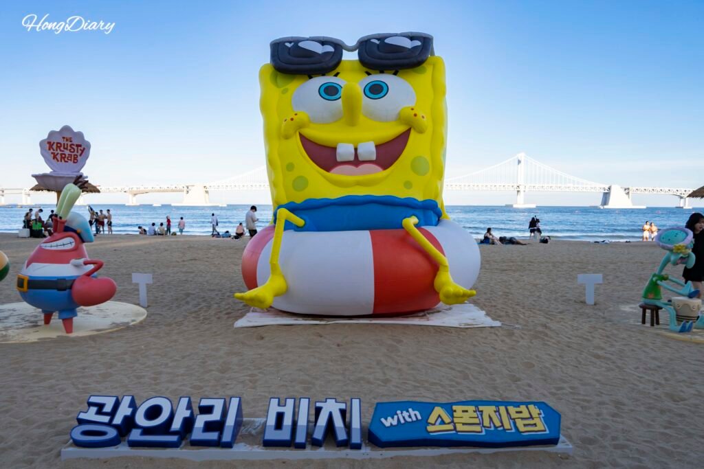 Zona de fotos de Bob Esponja en la playa de Gwanganli, verano 2026