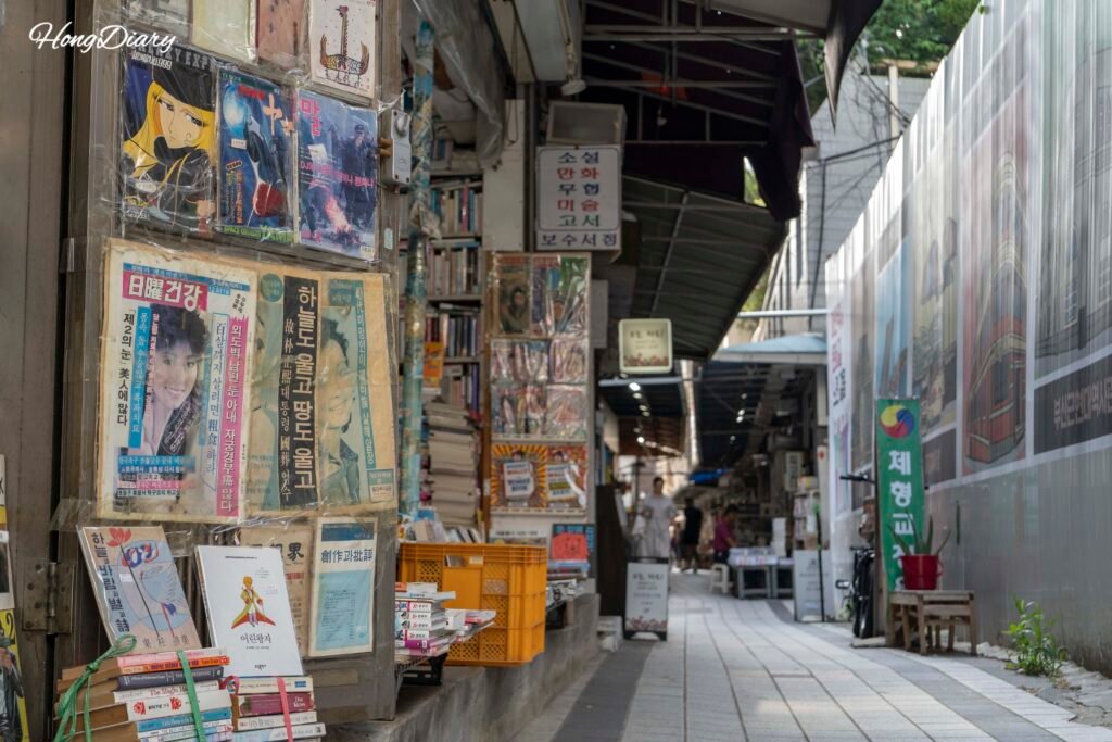 古本屋が並ぶ宝水洞本屋通りの路地風景
