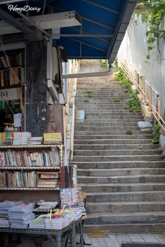 宝水洞本屋通りにある壁画が描かれた階段