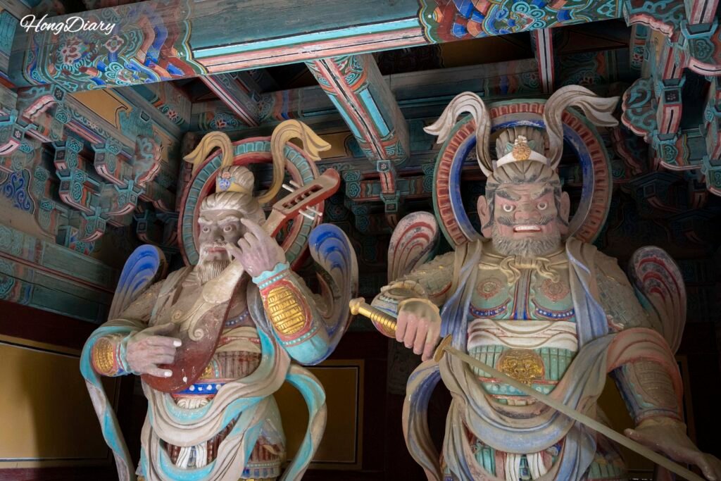 Decoraciones budistas y detalles artísticos en el interior de un salón del Templo Bulguksa en Gyeongju