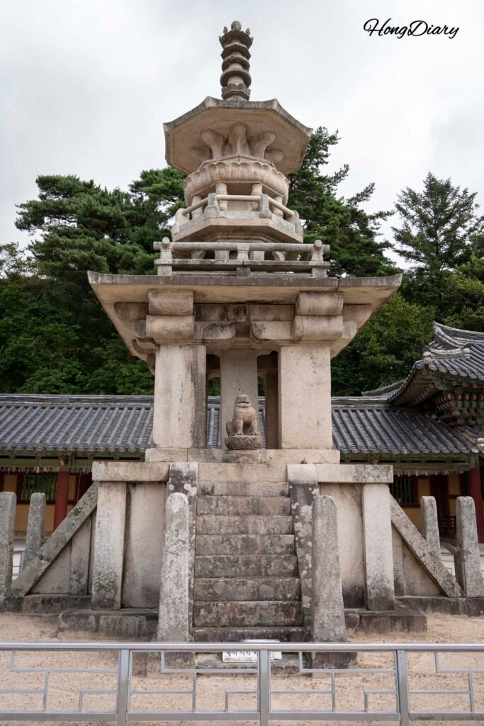 Detalle de la pagoda Dabotap en el Templo Bulguksa, Gyeongju, con su estructura ornamentada de múltiples capas