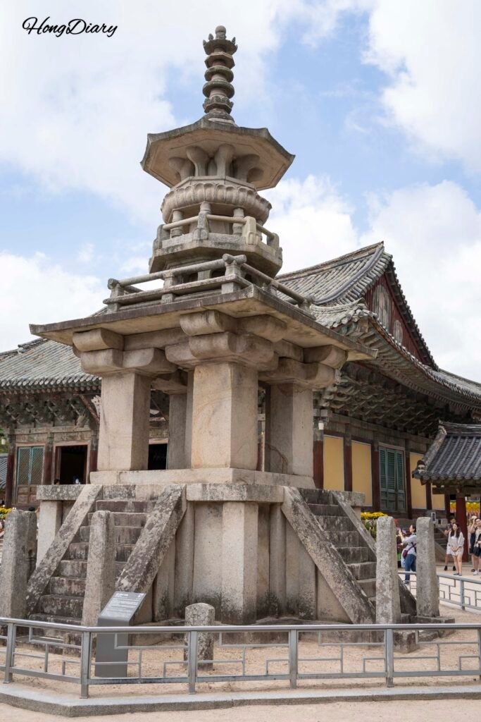 慶州・仏国寺の多宝塔。装飾的な多層構造が特徴的な国宝の石塔