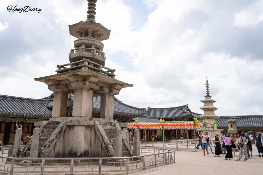 Las pagodas Dabotap y Seokgatap frente al Salón Daeungjeon en el Templo Bulguksa, Gyeongju