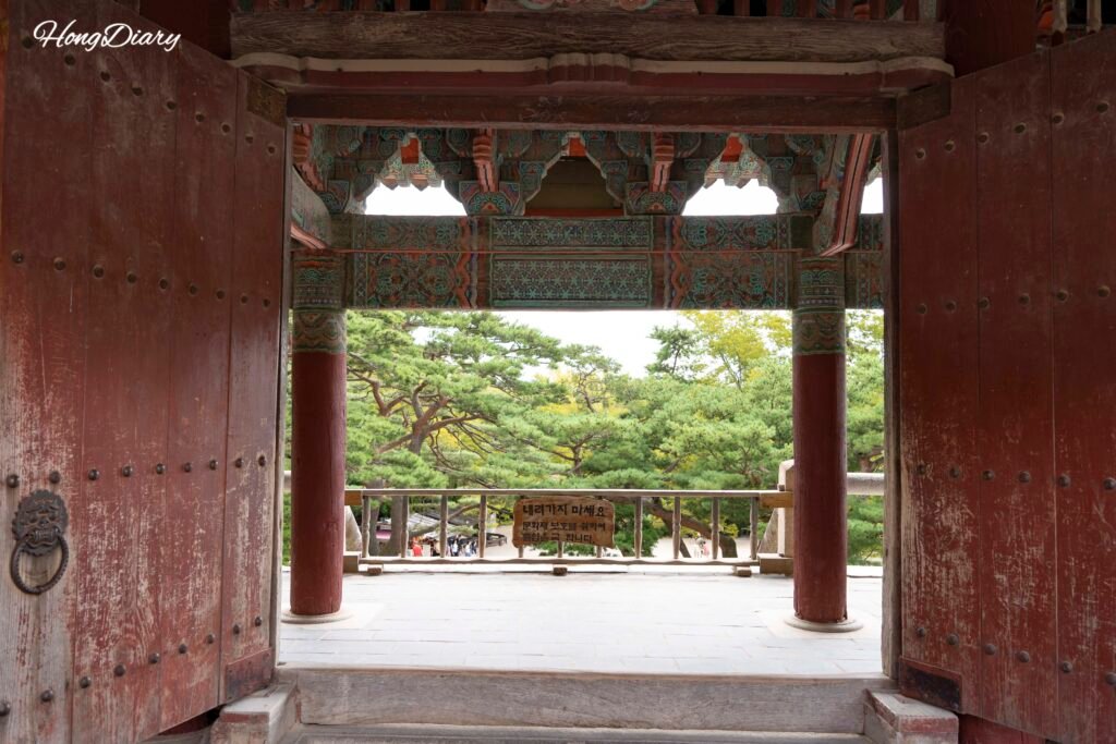 Vista trasera del Salón Daeungjeon en el Templo Bulguksa, Gyeongju, zona actualmente restringida al público