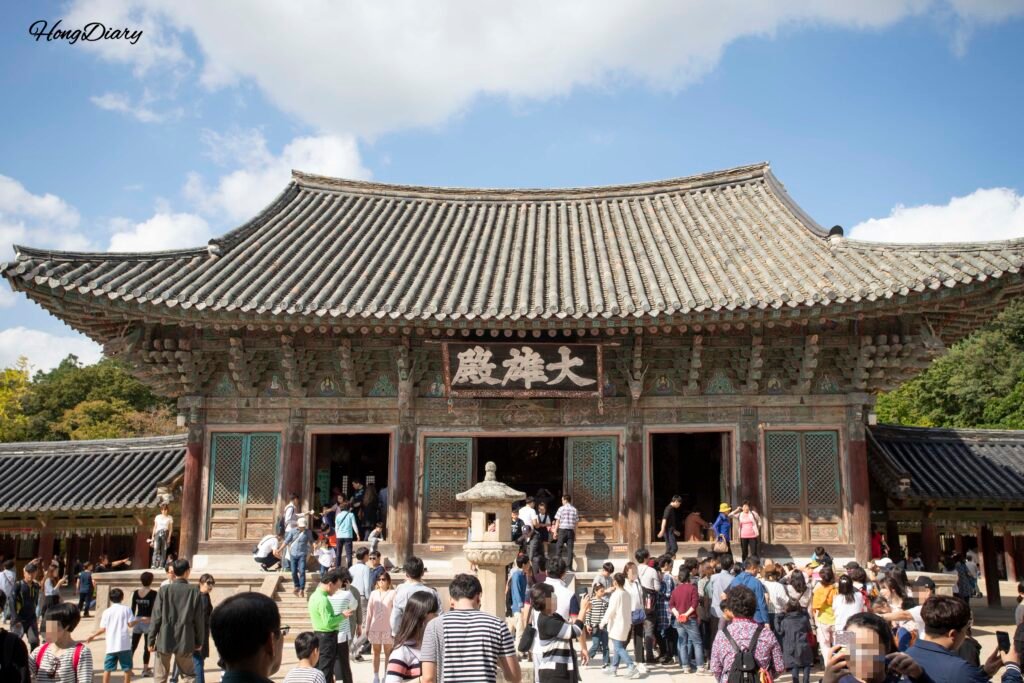 Salón Daeungjeon del Templo Bulguksa en Gyeongju, el espacio de culto central con arquitectura tradicional coreana