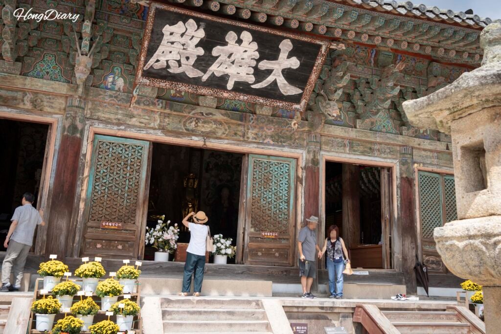 慶州・仏国寺の大雄殿正面。木造建築の梁と伝統的な瓦屋根が特徴的