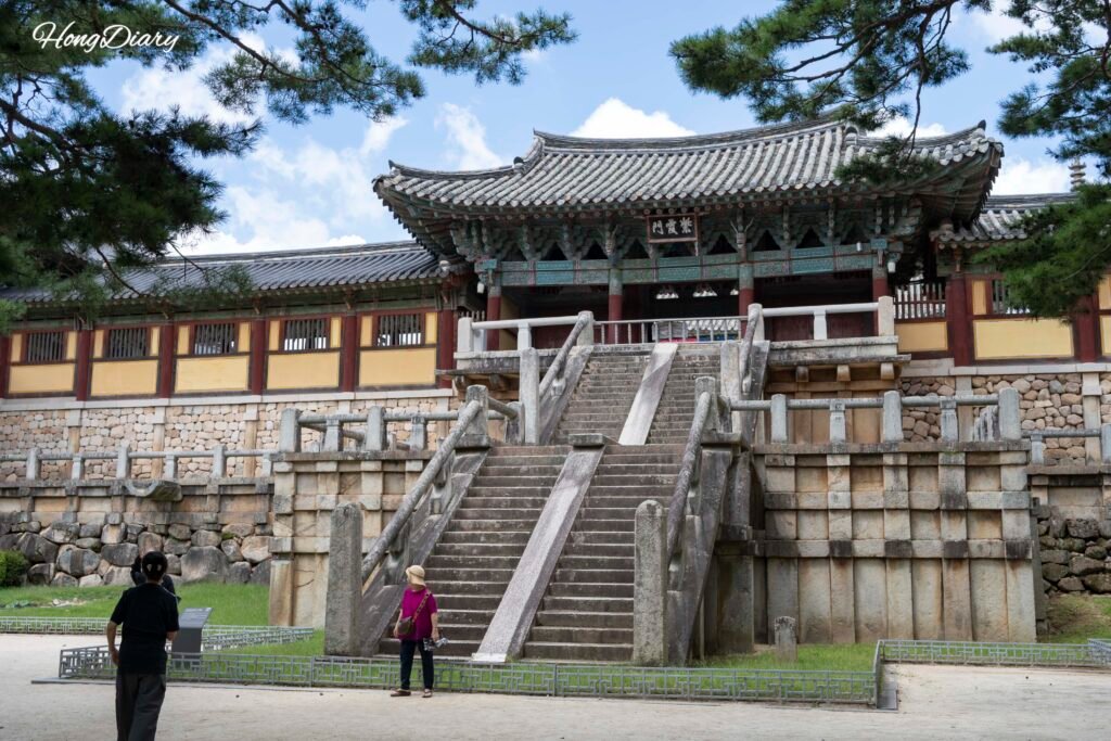 Puerta Jahamun del Templo Bulguksa en Gyeongju con las escaleras de piedra Cheongungyo y Baegungyo