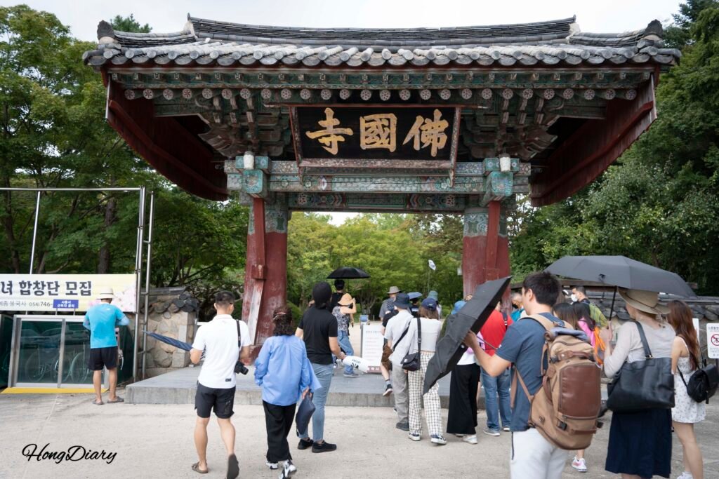 慶州・仏国寺の入口参道を歩く参拝者の午後の様子