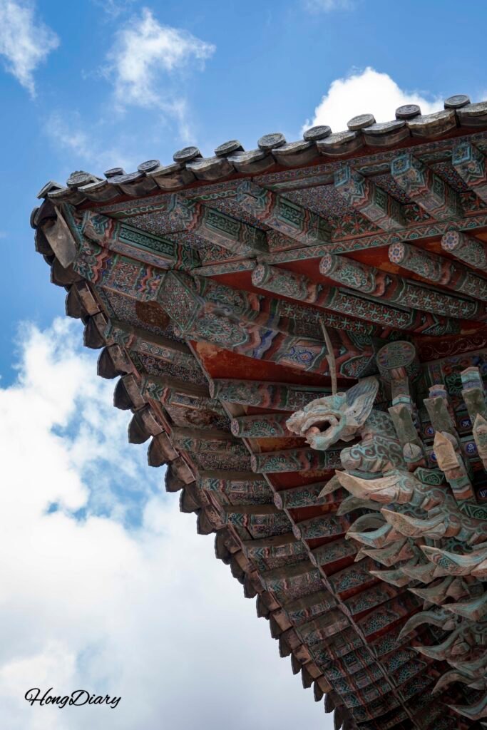 Techo curvado del Templo Bulguksa en Gyeongju recortado contra un cielo despejado