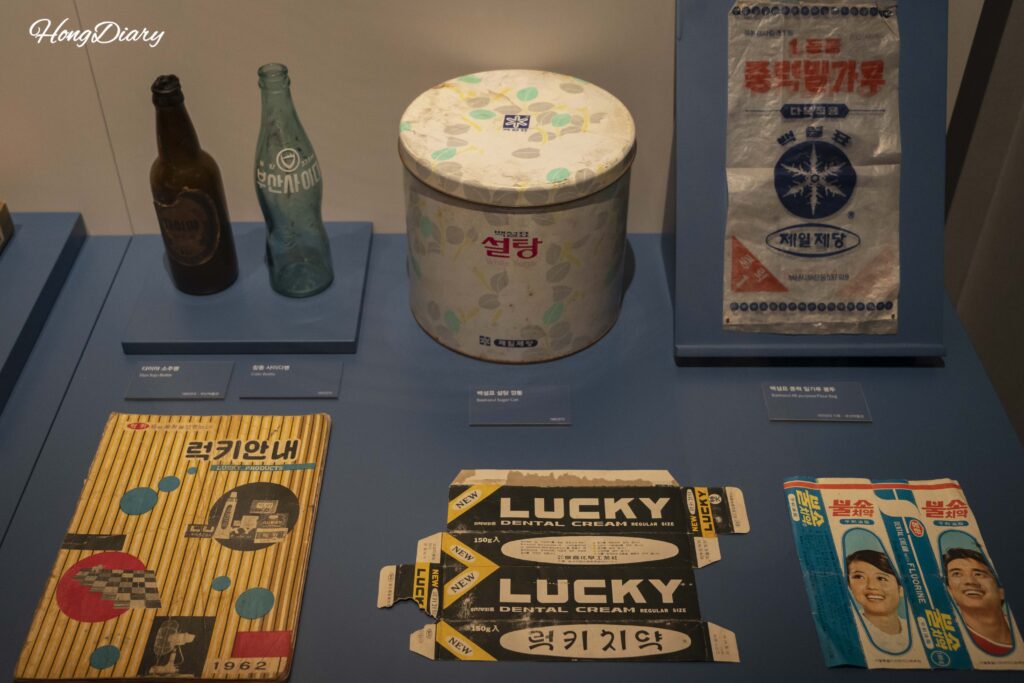 釜山近現代歴史館に展示された韓国製の旧式日用品（歯磨き粉、飲料パッケージ）