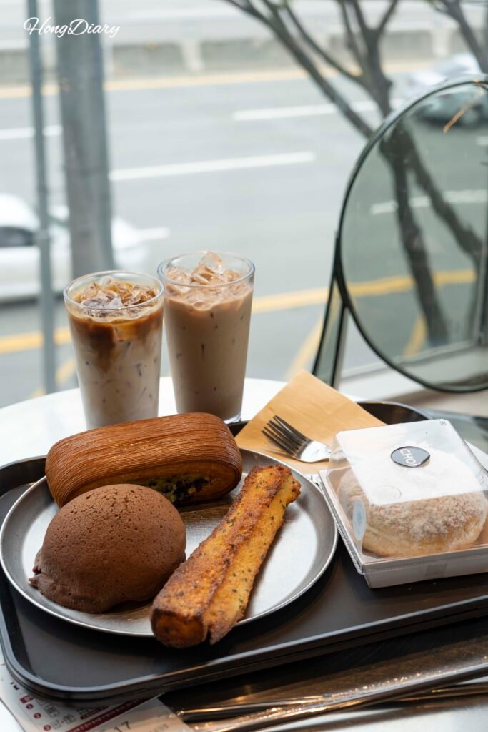 Bebidas y panes pedidos en Cafe Choi Yangsan