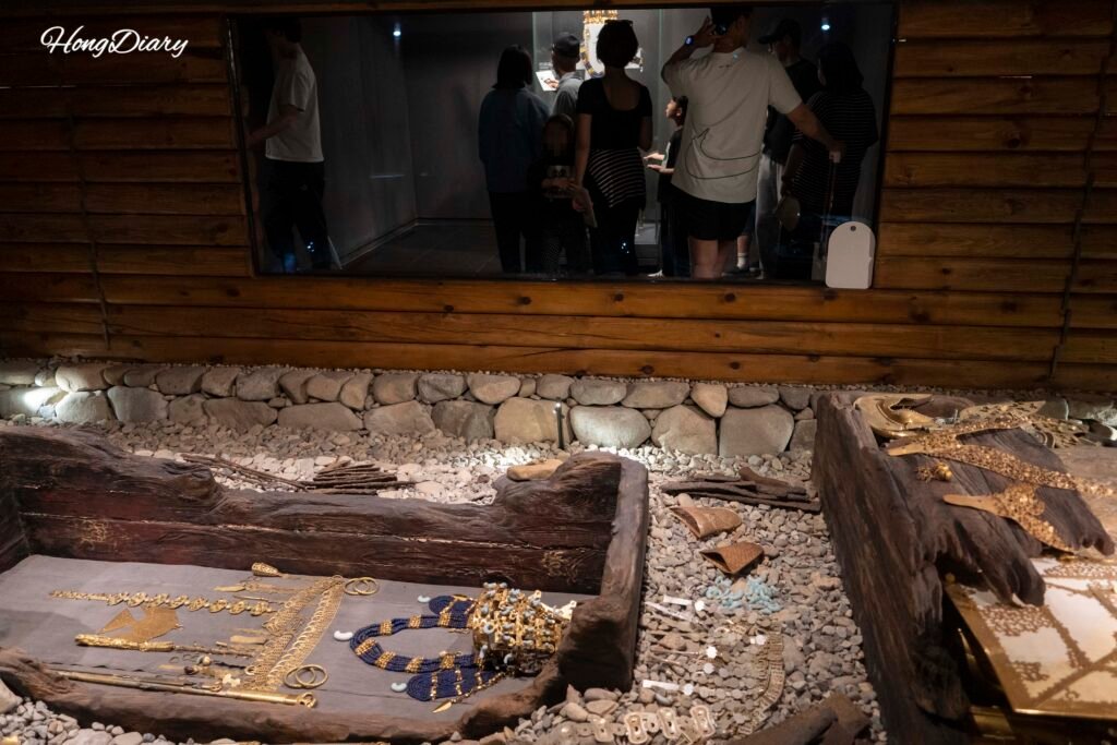 慶州・天馬塚の内部。新羅時代の出土品の展示と墓室の構造が見える