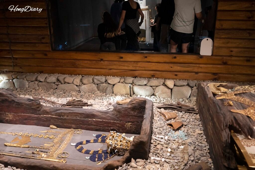 Interior de la Tumba Cheonmachong en Gyeongju con exhibición de objetos de la dinastía Silla