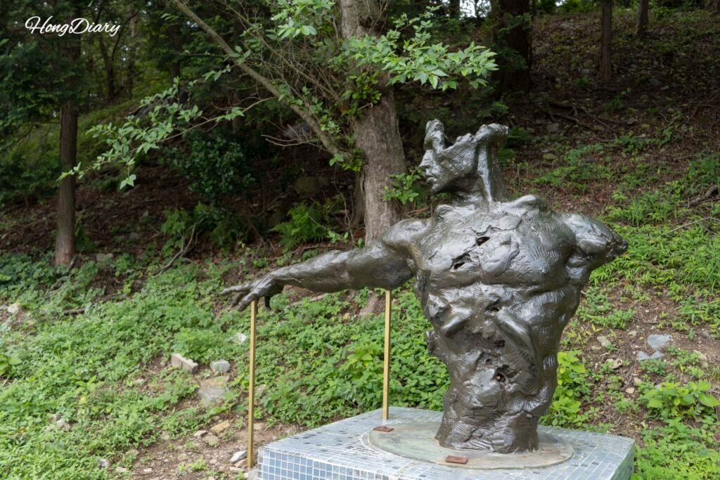 Escultura camino subida mirador Cheonmasan Busan