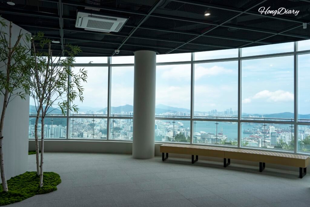 Vista Busan desde interior 2do piso mirador Cheonmasan