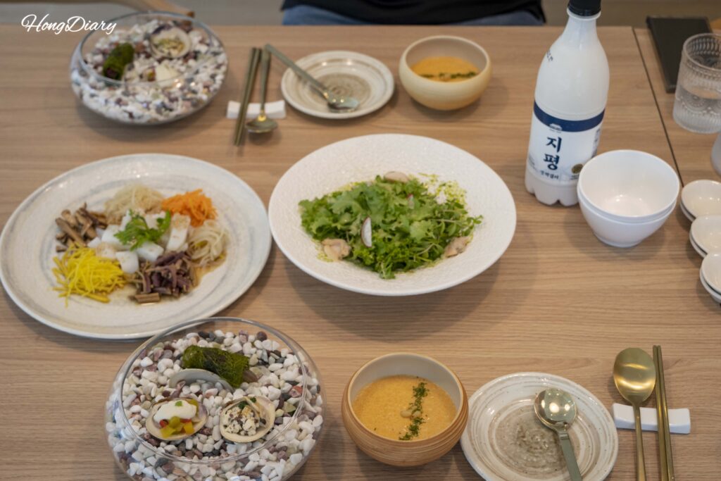 Amuse-bouche y platos de bienvenida en Cosmos Busan: papilla de zanahoria, ensalada de almejas, tangpyeongchae(Ensalada coreana)