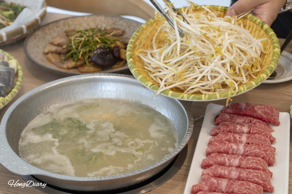 Brotes de soya, res hanwoo y vegetales cocinándose en el shabu-shabu de Cosmos Busan BIFC2