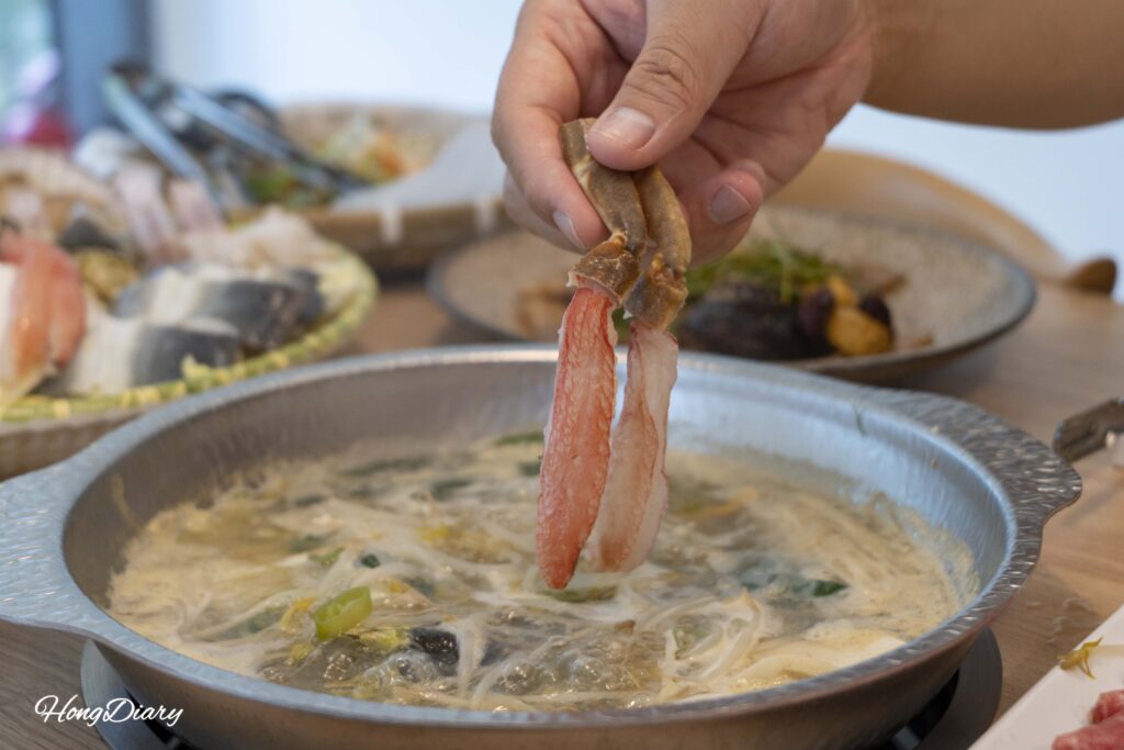Cangrejo de nieve entrando al caldo de shabu-shabu en Cosmos Busan BIFC2