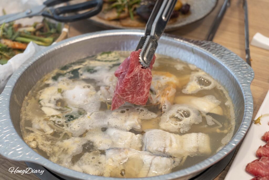 Láminas de hanwoo 1++ entrando al caldo de shabu-shabu en Cosmos Busan BIFC2